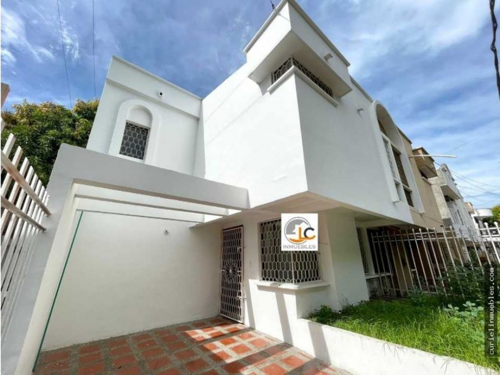 Venta casa esquinera de 2 pisos en Urbanización Santa Catalina