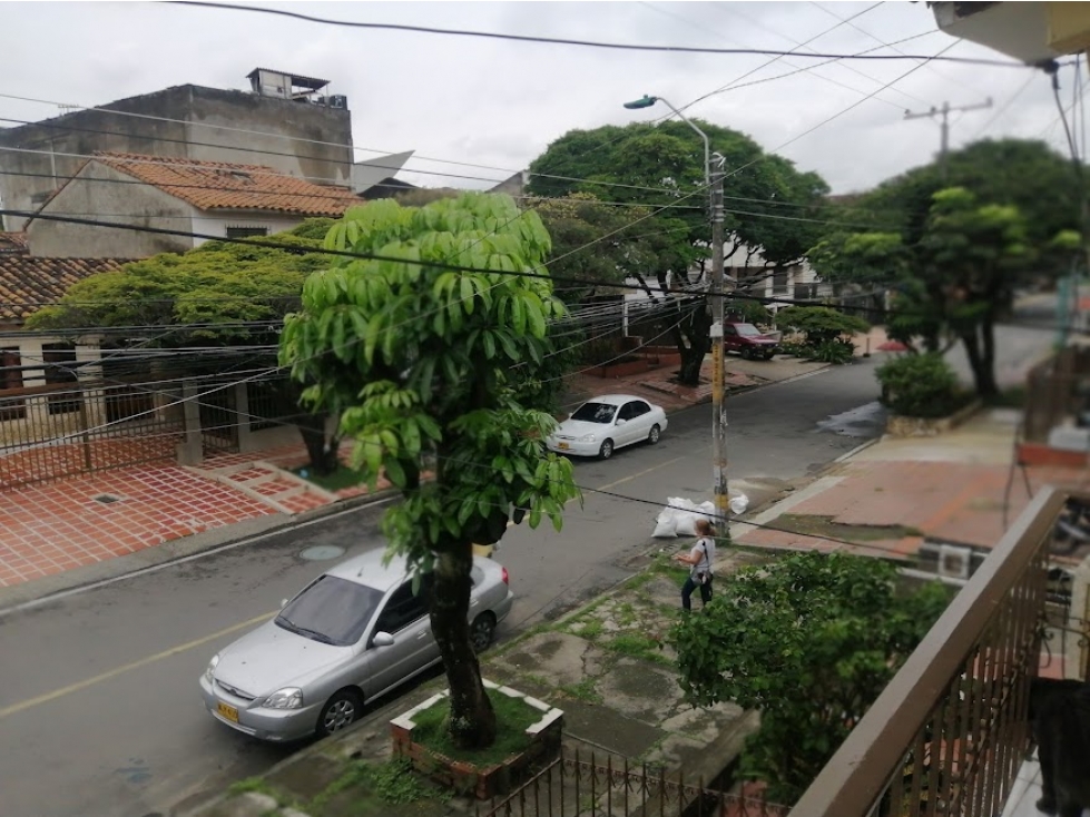 VENDO CASA BIFAMILIAR EN EL BARRIO CAMBULOS