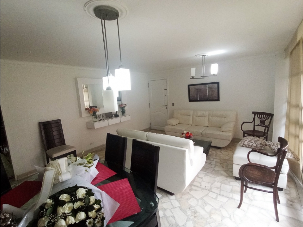 APARTAMENTO CON GENEROSOS ESPACIOS Y PATIO PRIVADO EN LAURELES