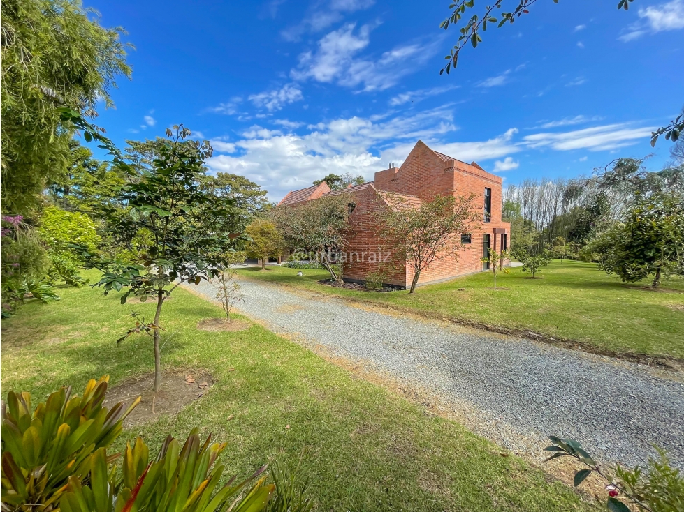 CASA CAMPESTRE EN PALMAS, TIPO AMERICANO CON BOSQUE NATIVO