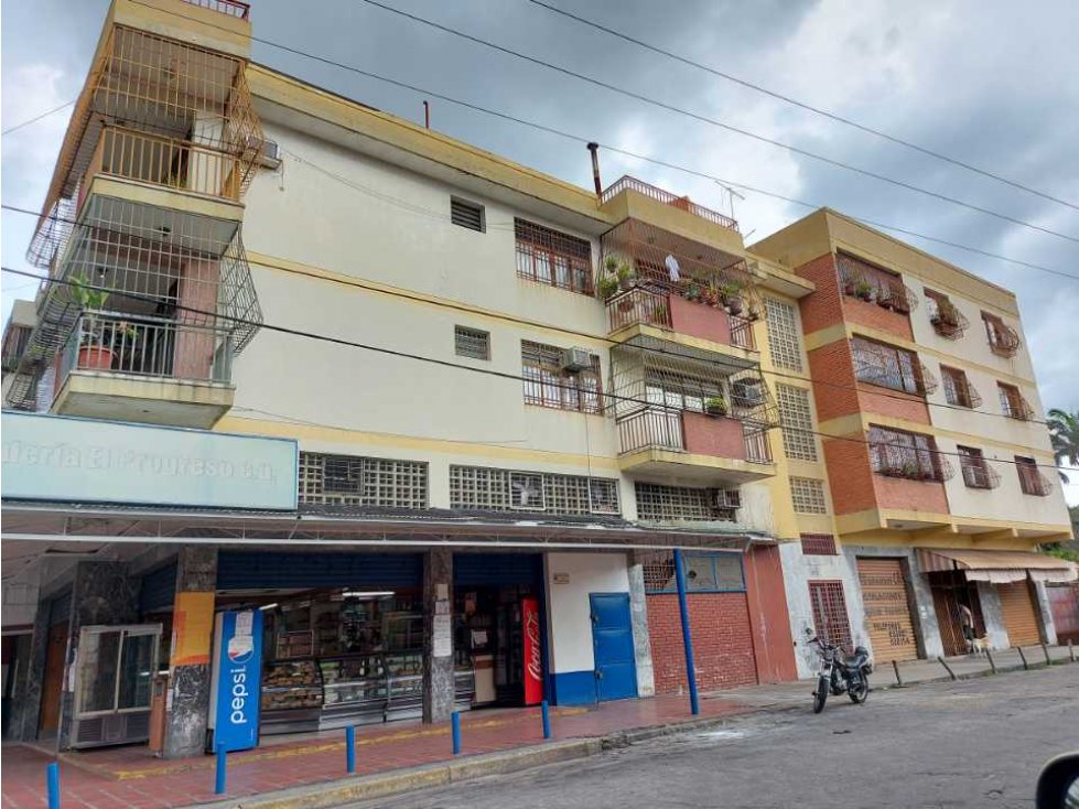 Apartamento de 144m2 en Avenida  Universidad en El Limon en  Maracay