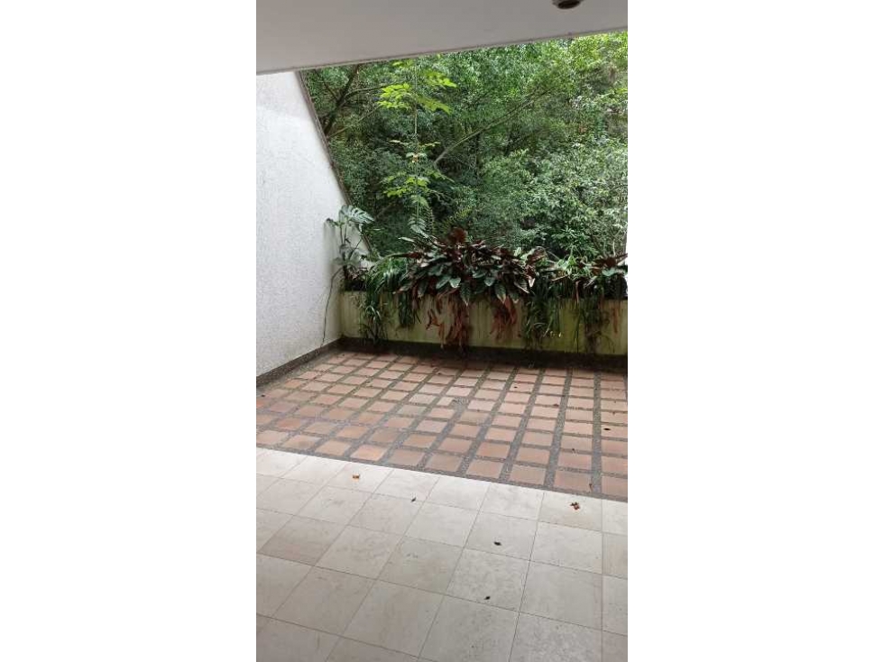 APARTAMENTO EN TODO PROVENZA PARA REMODELAR DE AREAS MUY BUENAS.