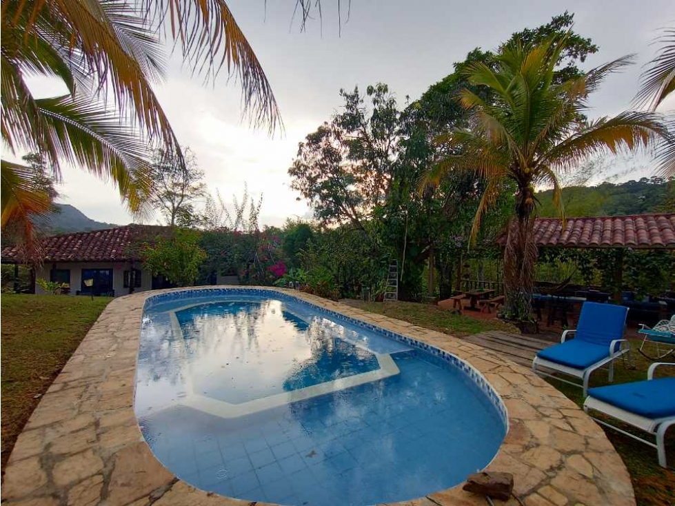 Finca con Piscina Cerca a la Zona Urbana Anapoima