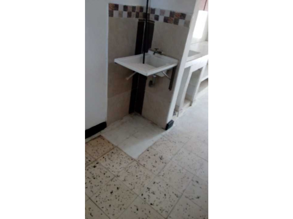 Se arrienda apartamento ubicado en barrio san jose .