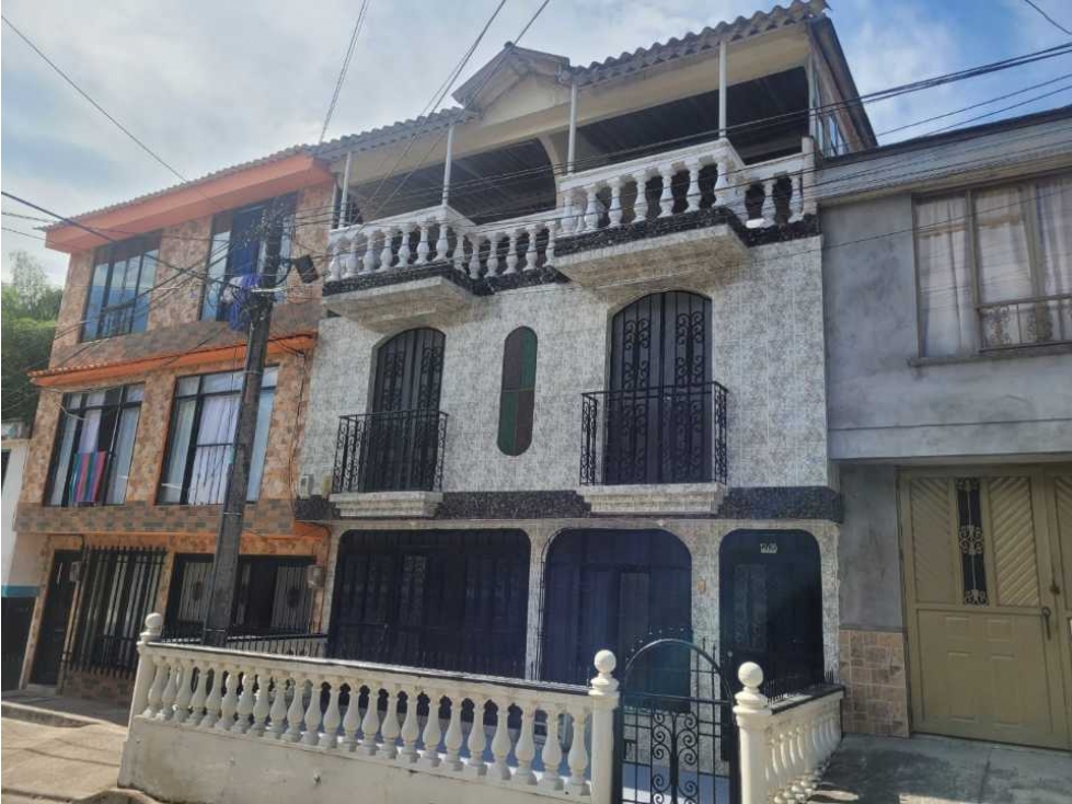 Se vende casa en sta rosa. De 3 pisos el precio es negociable