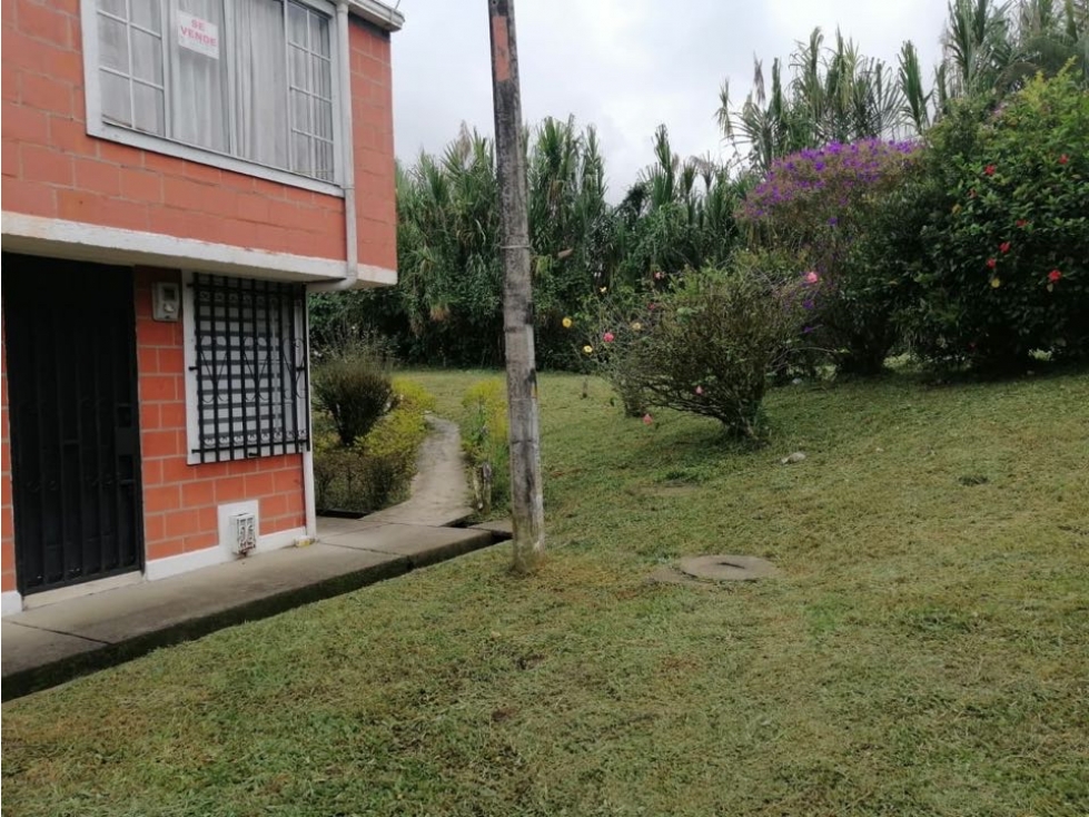 Vendo amplia casa esquinera en Dosquebradas