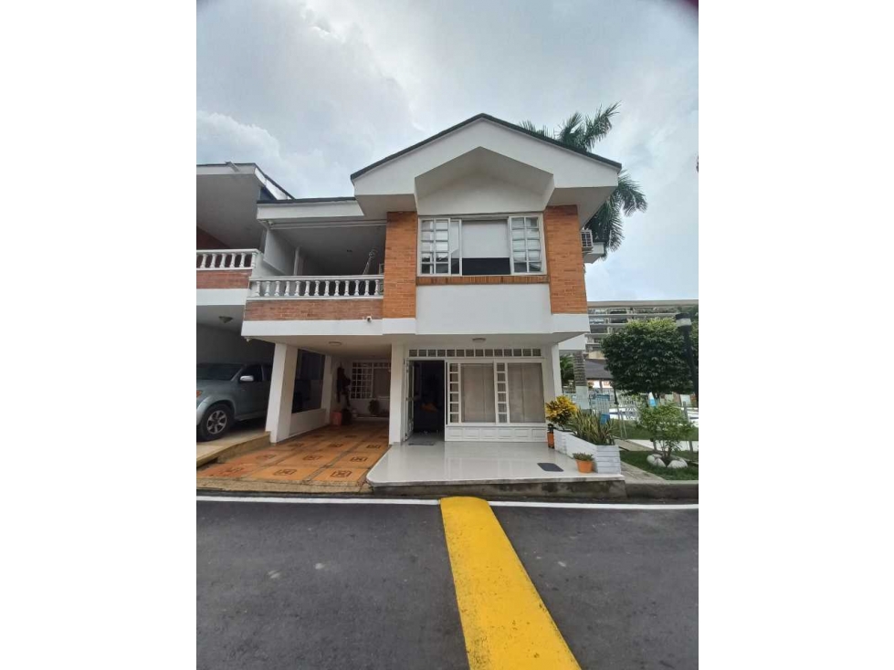 Vendo Casa en Conjunto con piscina esquinera Buganviles Villavicencio