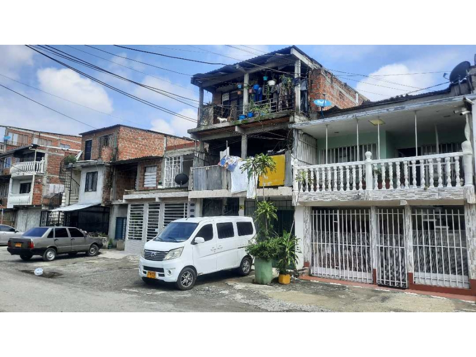 Vendo casa  oriente de cali puertas del sol 3 pisos independientes