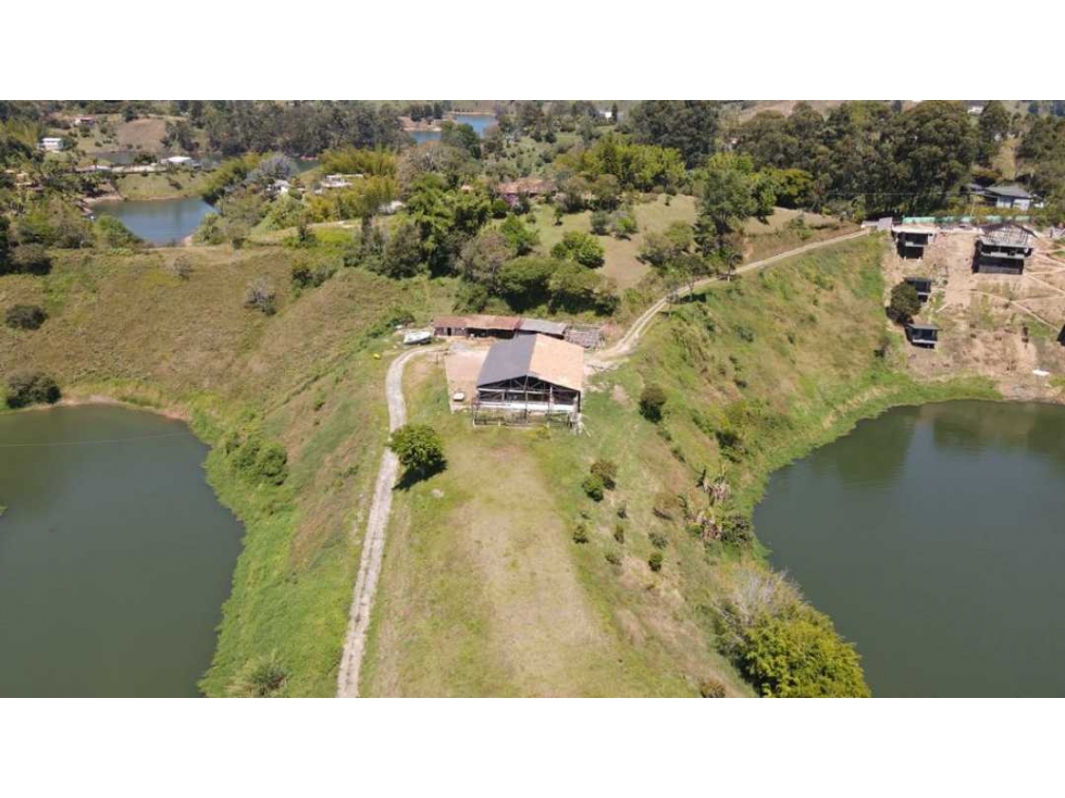 Vendo Lote en el Peñol Antioquía con acceso directo al embalse