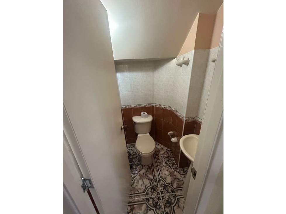 VENTA HERMOSA CASA 3 NIVELES AV 30 DE AGOSTO PEREIRA