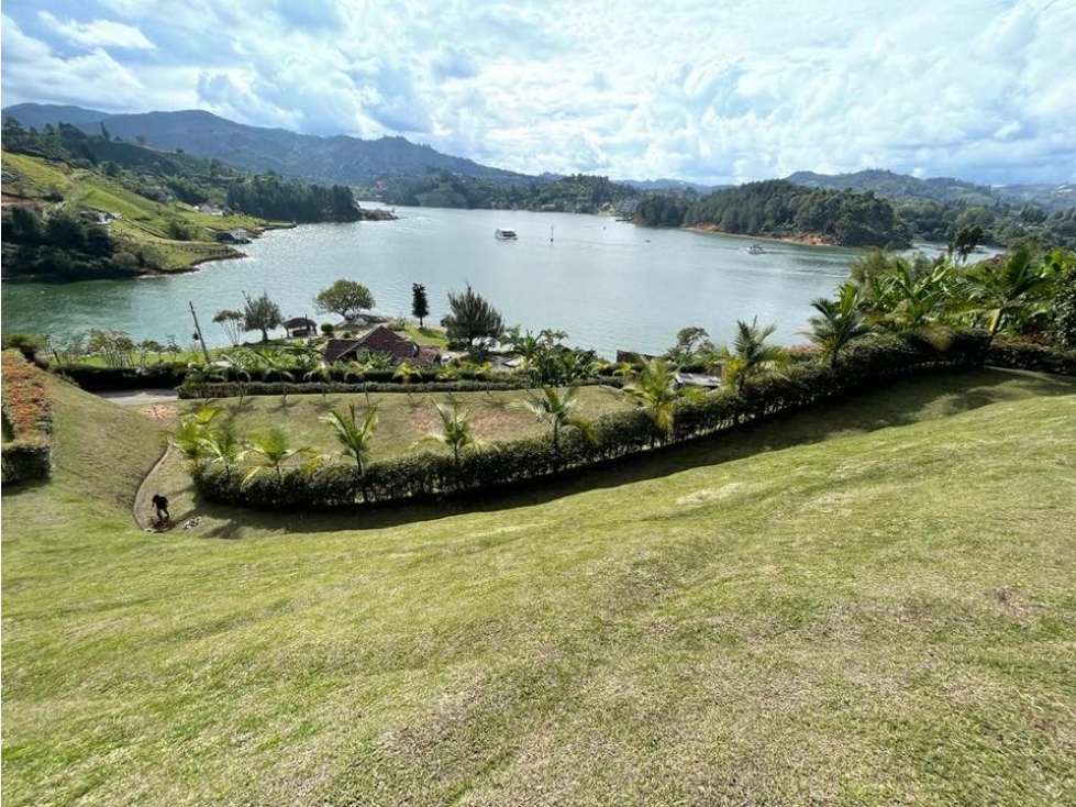 VENTA MUY BIEN UBICADO LOTE EN EL PEÑOL